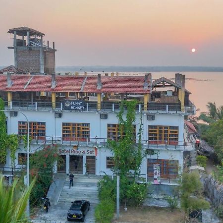 Funky Monkey Hostel & Yoga Rooftop Lounge , Arugambay Pottuvil Extérieur photo