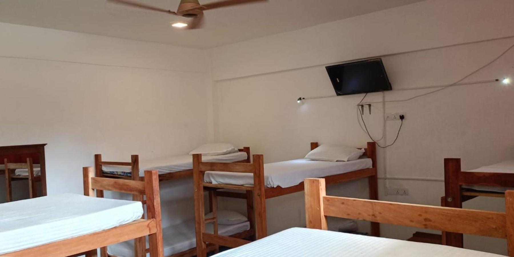 Funky Monkey Hostel & Yoga Rooftop Lounge , Arugambay Pottuvil Extérieur photo