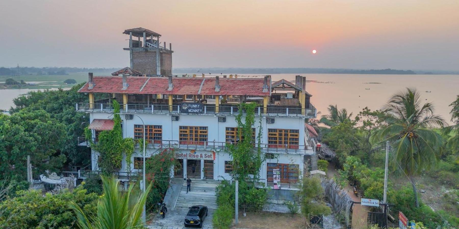 Funky Monkey Hostel & Yoga Rooftop Lounge , Arugambay Pottuvil Extérieur photo